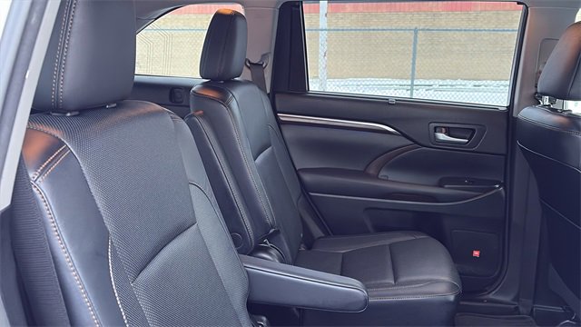 Used 2015 Toyota Highlander Limited image 32