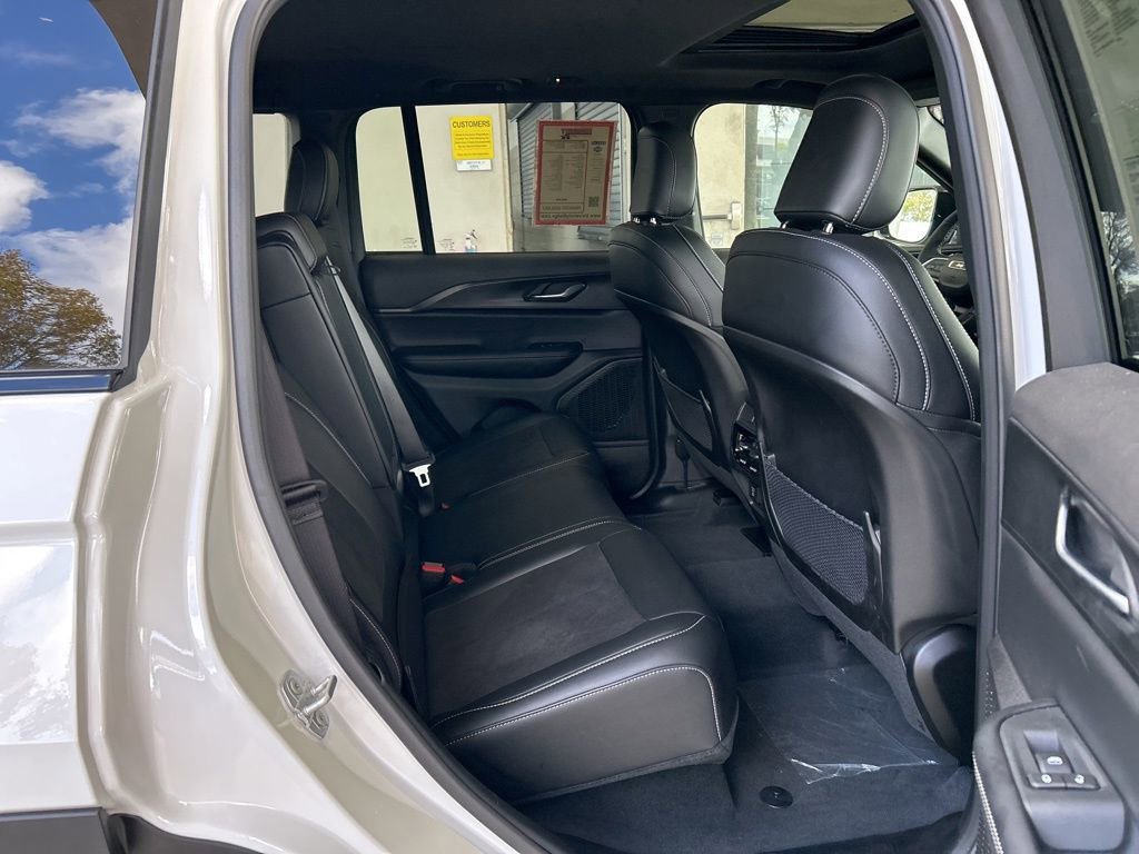 Used 2025 Jeep Grand Cherokee Altitude RWD image 27