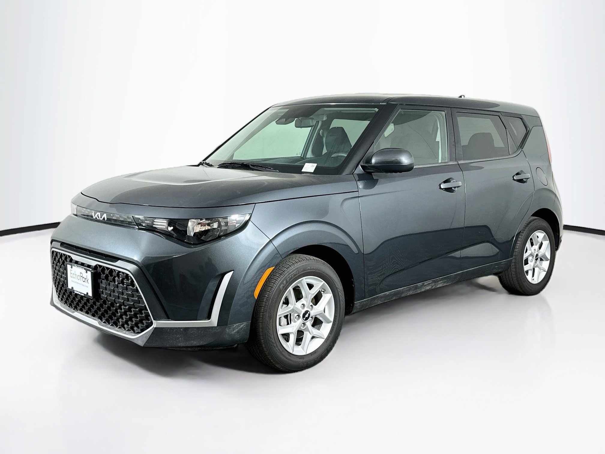 Used 2025 Kia Soul LX w/ LX Technology Package FWD image 3