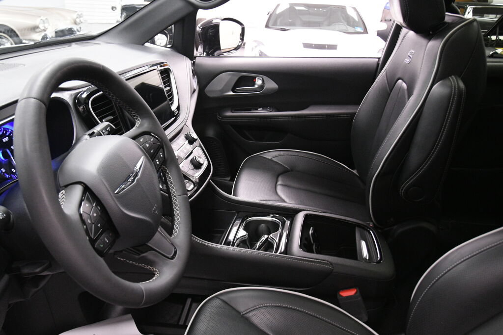 Used 2025 Chrysler Pacifica Limited FWD image 22