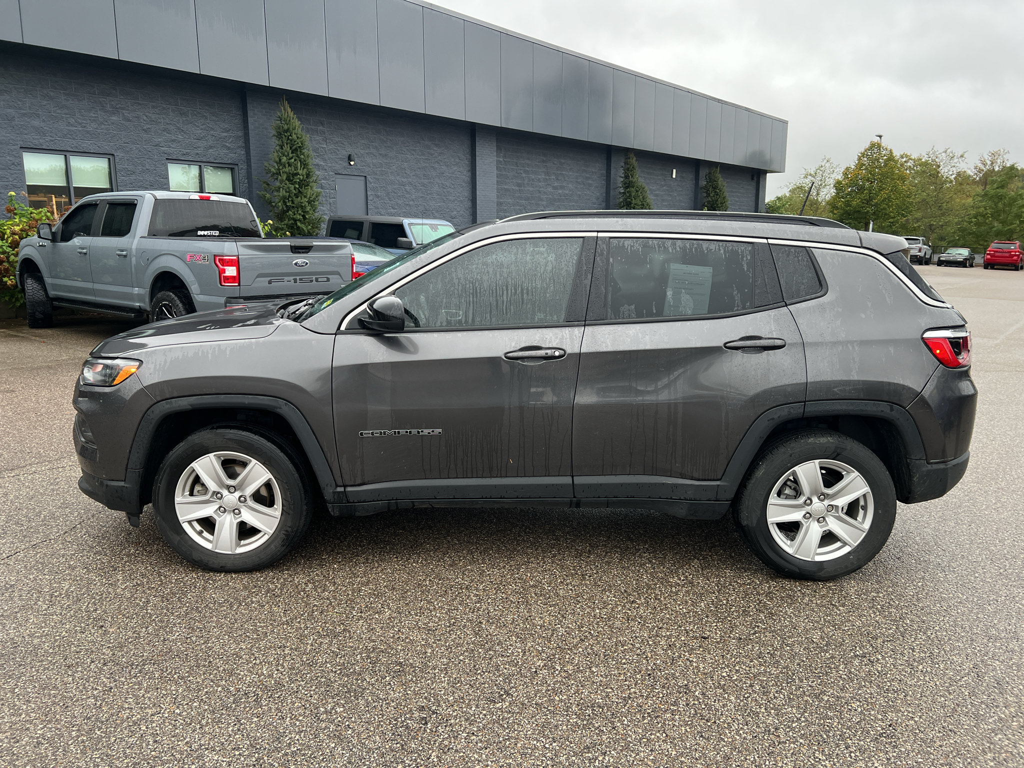 Used 2022 Jeep Compass Latitude w/ Sun and Sound Group AWD/4WD image 4