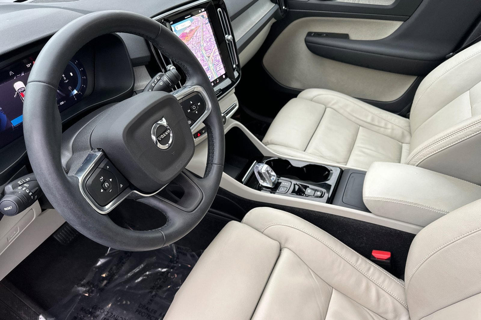 Used 2023 Volvo XC40 B5 Ultimate w/ Protection Package Premier image 13