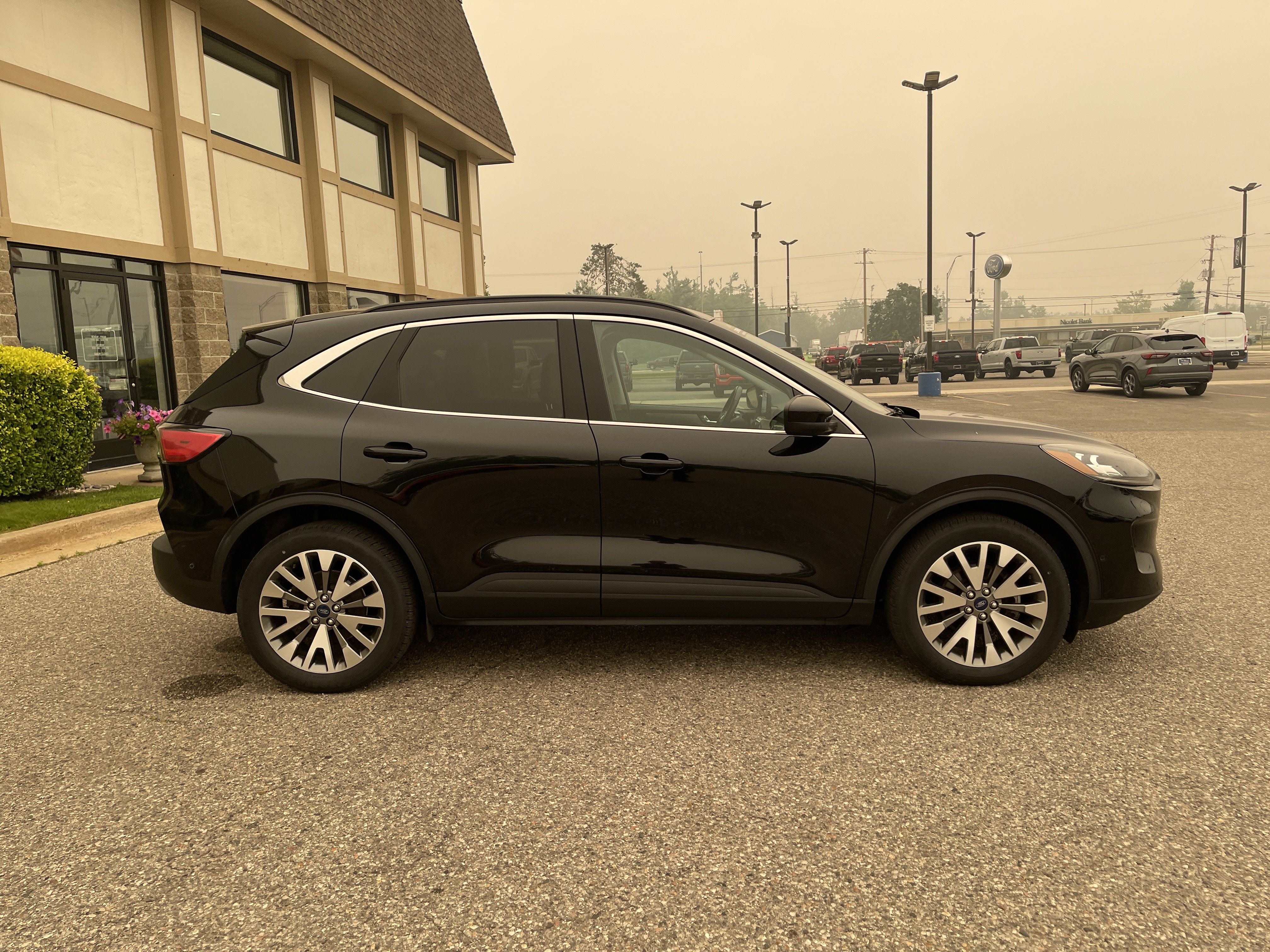 Used 2021 Ford Escape Titanium AWD/4WD image 3