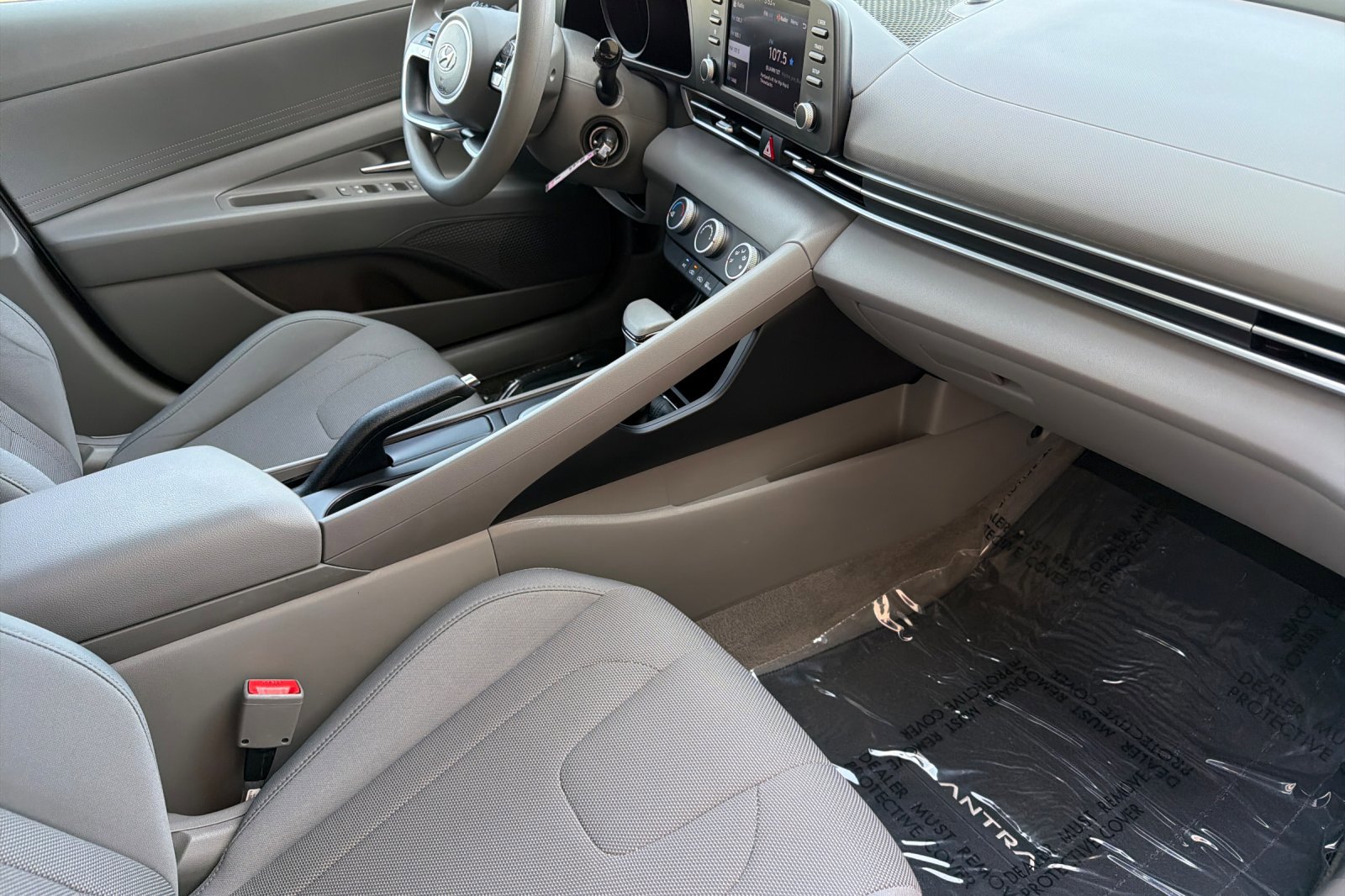 Used 2021 Hyundai Elantra SE FWD image 15