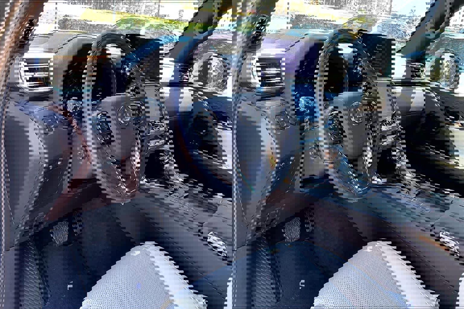 Used 2024 Lexus LX 600 4WD w/ Luxury Package image 17