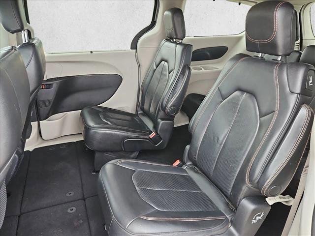 Used 2020 Chrysler Pacifica Touring-L FWD image 17