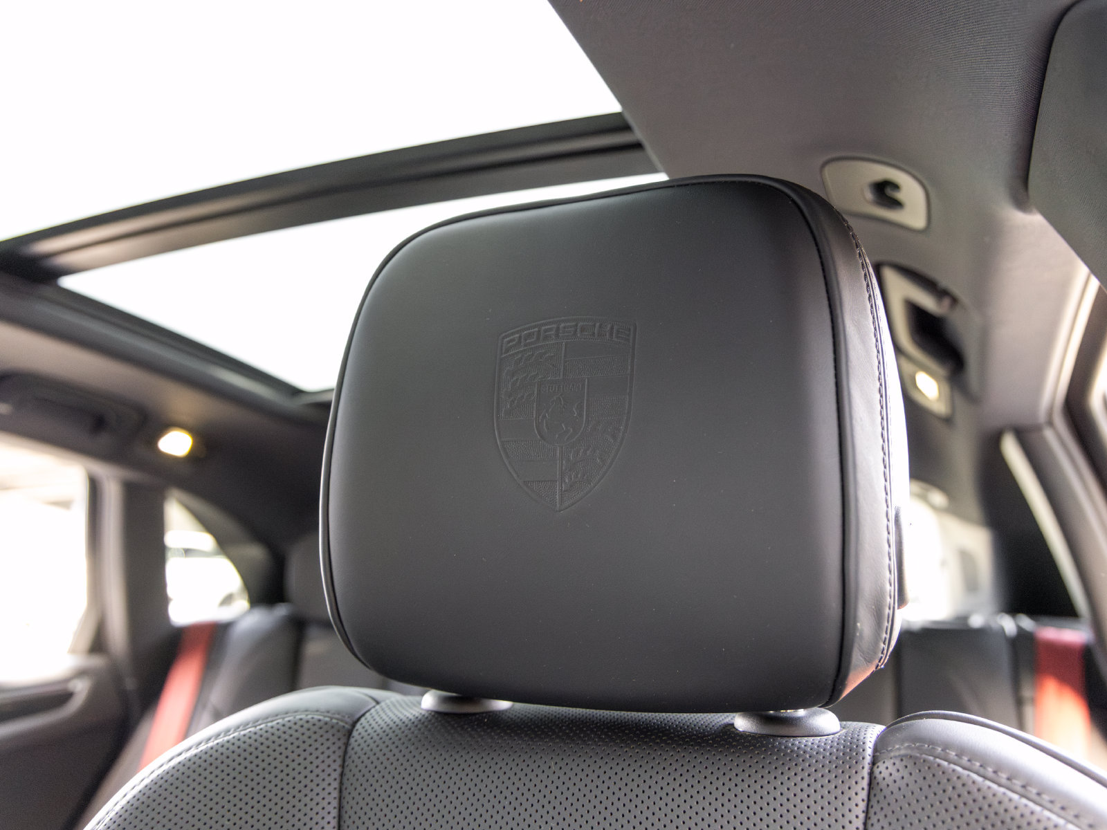 Certified 2023 Porsche Macan AWD/4WD image 32
