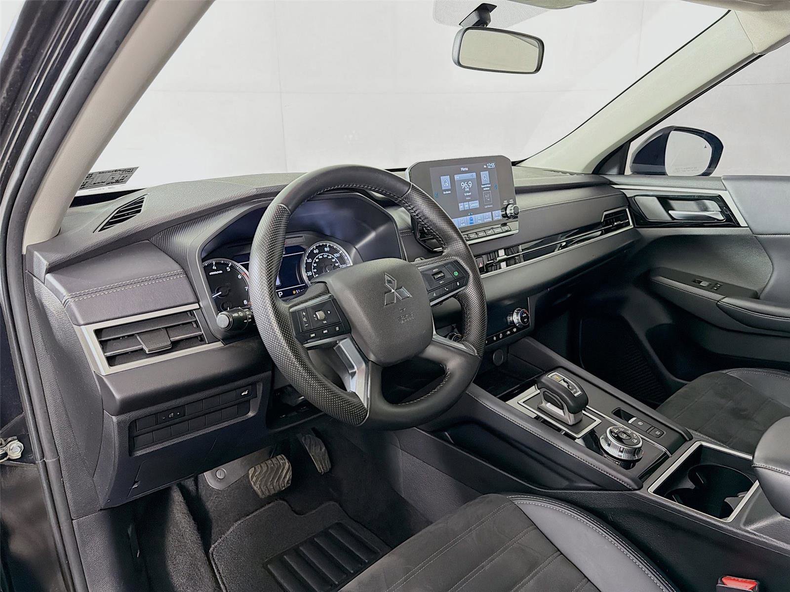 Used 2023 Mitsubishi Outlander SE image 9