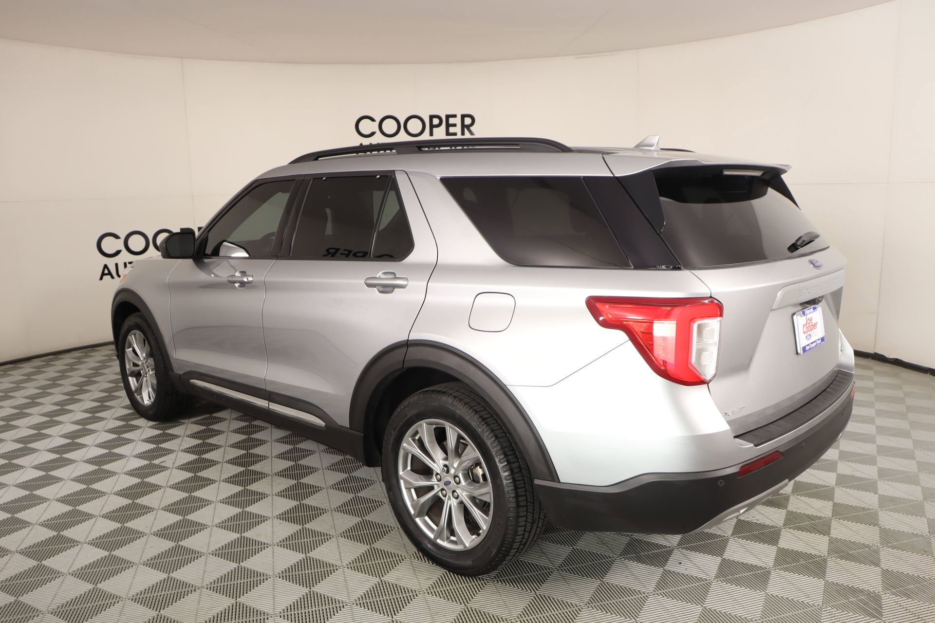 Used 2020 Ford Explorer XLT w/ Equipment Group 202A AWD/4WD image 22