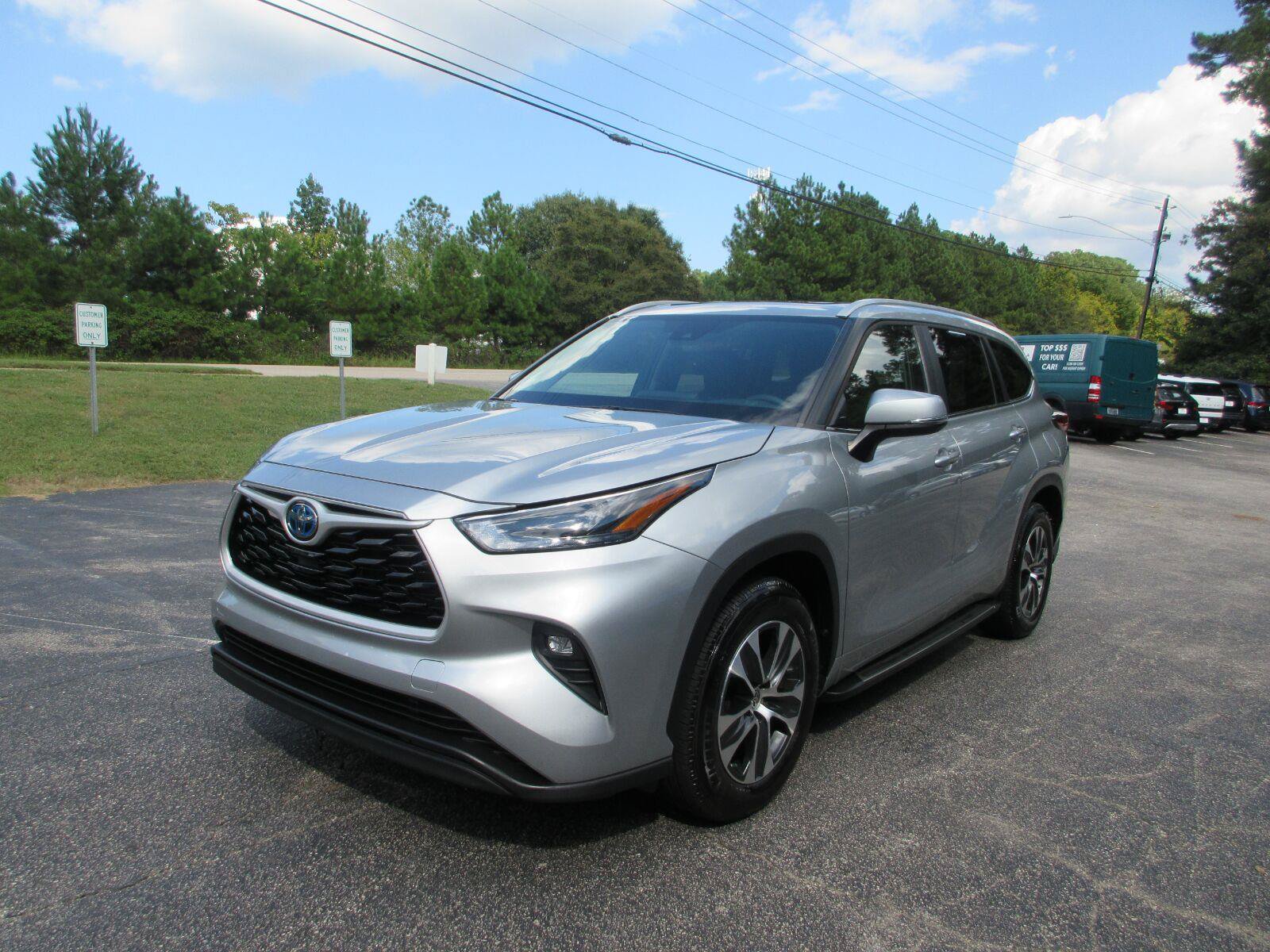 Used 2023 Toyota Highlander XLE FWD image 1