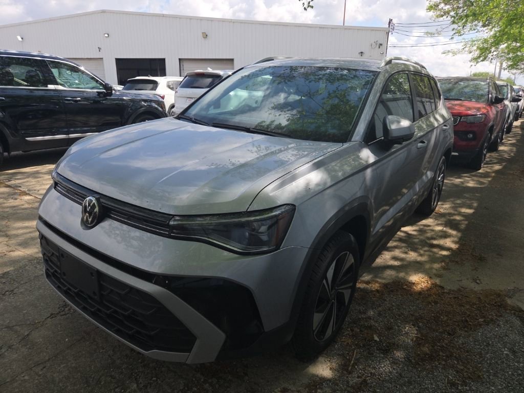 Used 2025 Volkswagen Taos SE image 1