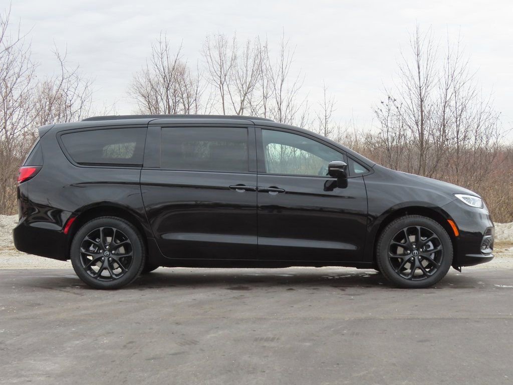 New 2026 Chrysler Pacifica Limited w/ S Appearance Package image 2