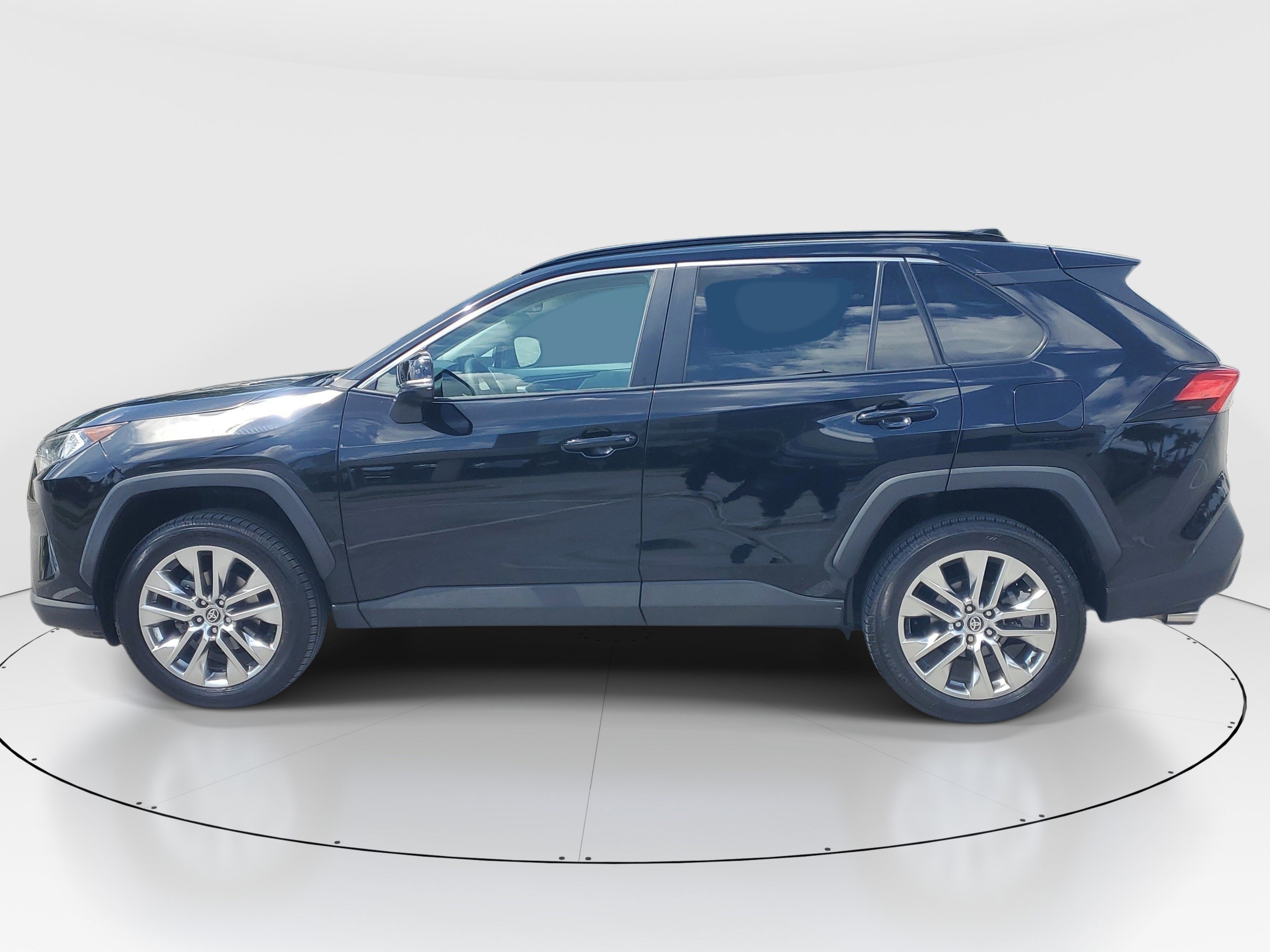 Used 2021 Toyota RAV4 XLE Premium FWD image 6