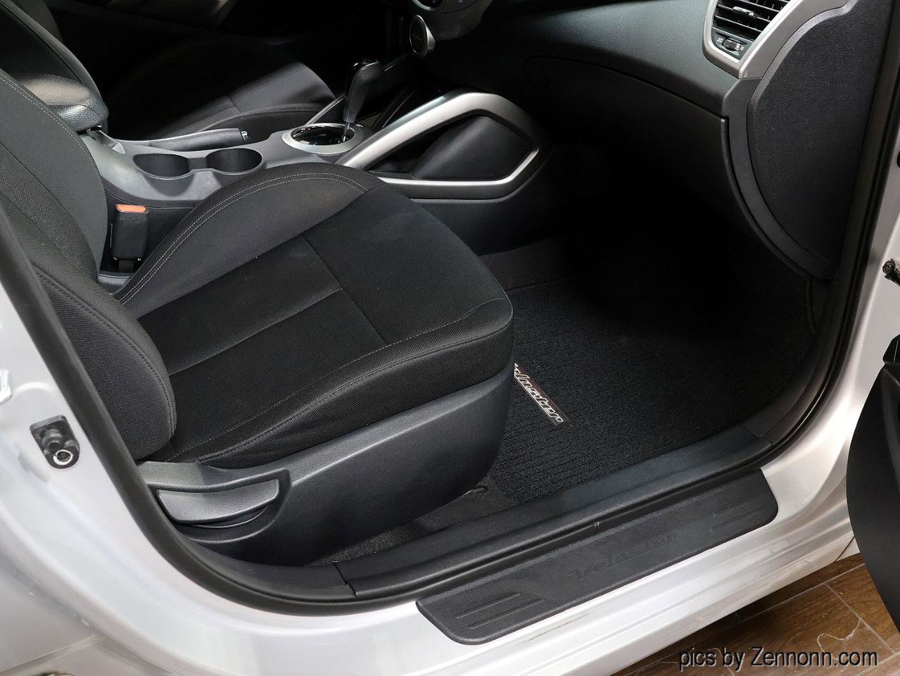Used 2016 Hyundai Veloster FWD image 32