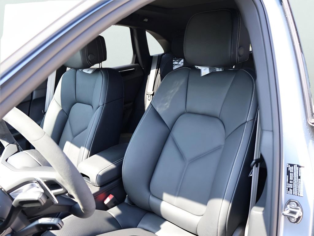 Certified 2025 Porsche Macan Turbo image 5