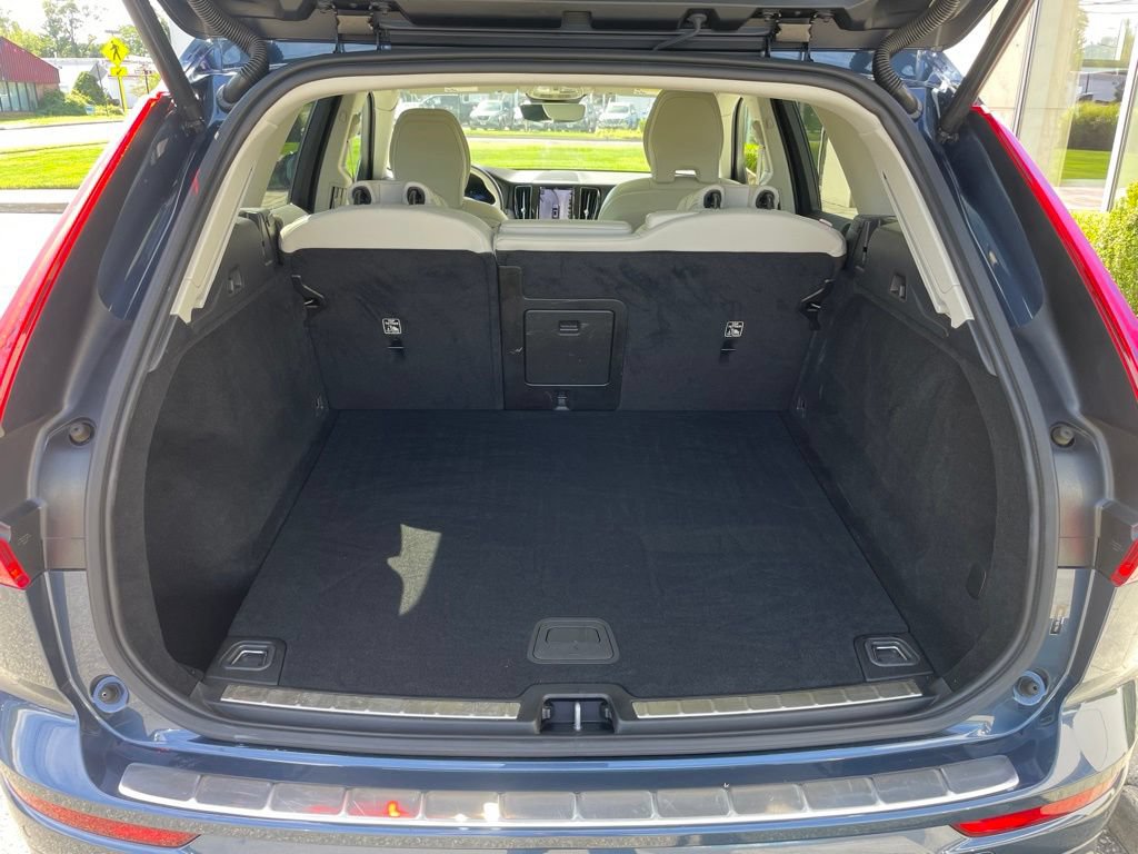 Used 2024 Volvo XC60 B5 Plus w/ Protection Package Premier AWD/4WD image 12