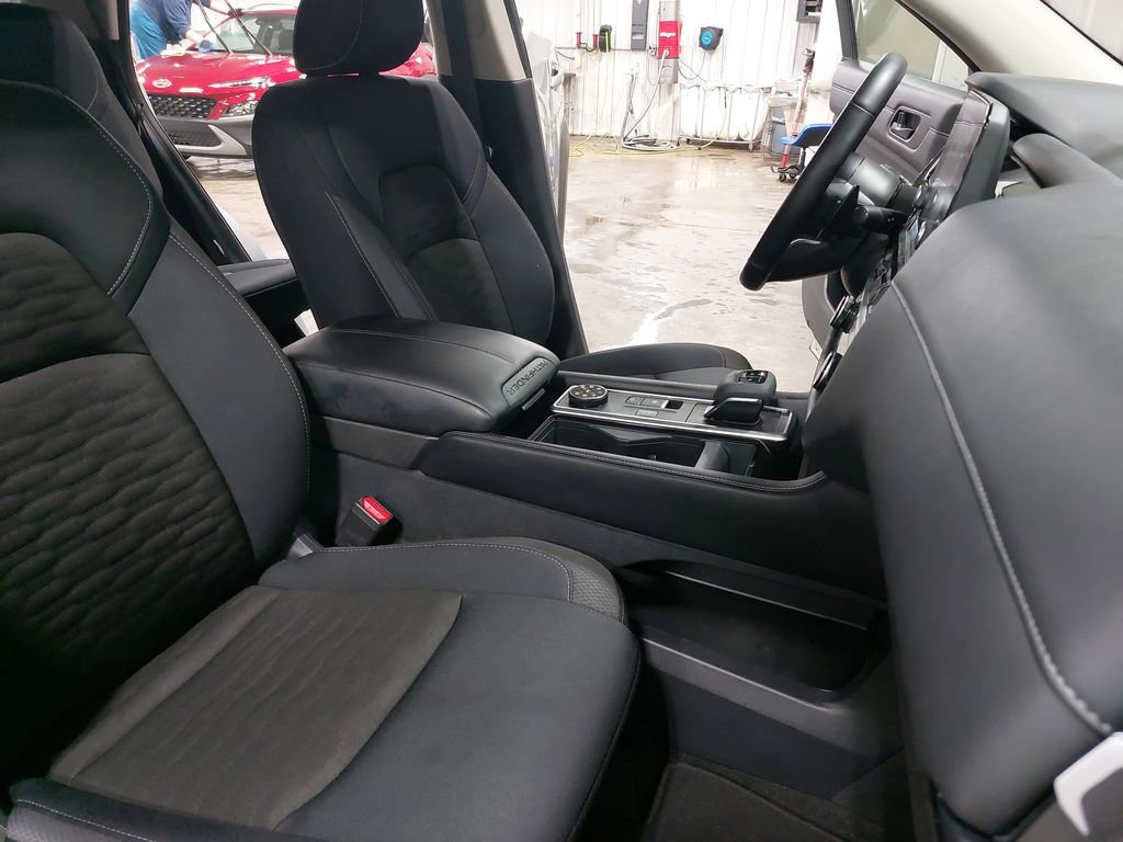 Used 2025 Nissan Pathfinder SV image 10