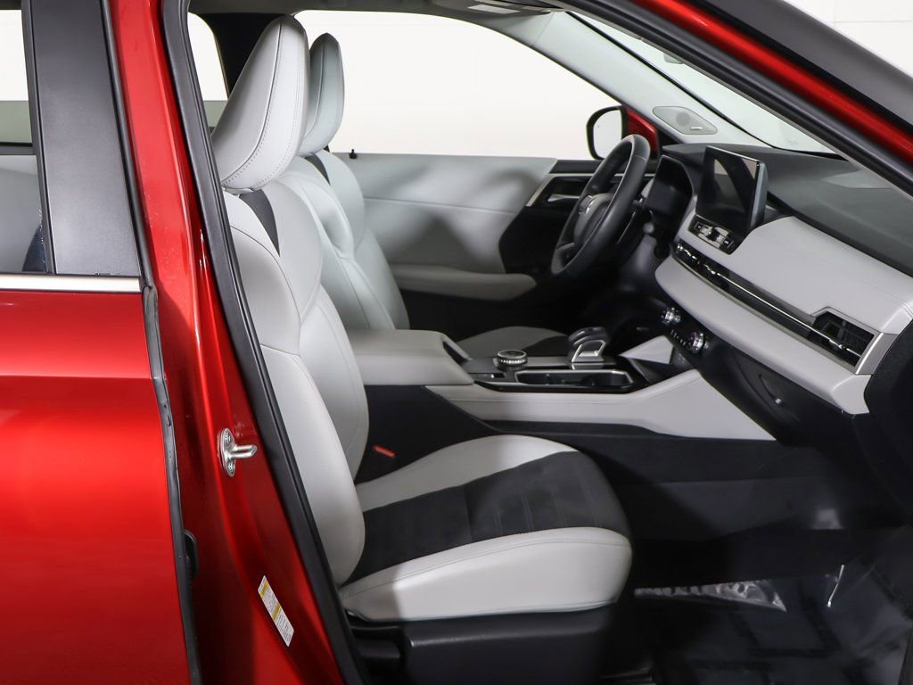 Used 2025 Mitsubishi Outlander SE image 27