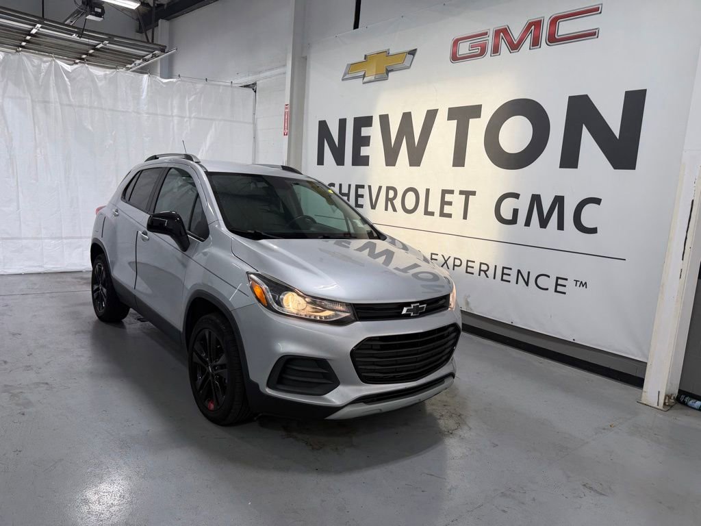 Used 2022 Chevrolet Trax LT w/ Redline Edition AWD/4WD image 2