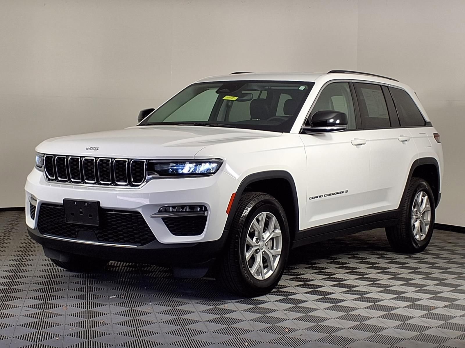 Used 2024 Jeep Grand Cherokee Limited image 3