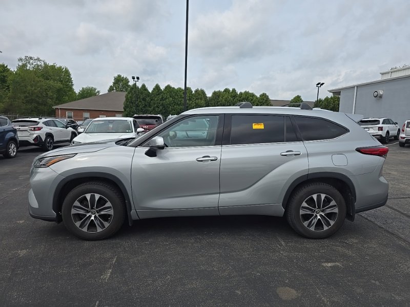 Used 2021 Toyota Highlander XLE AWD/4WD image 4
