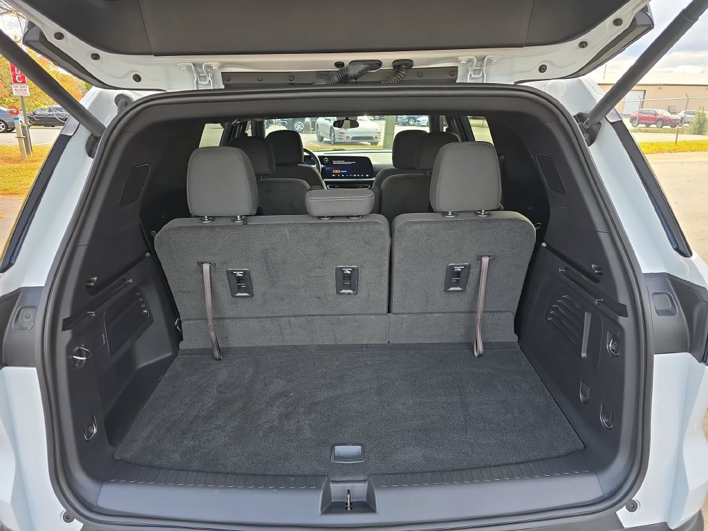 Used 2025 Chevrolet Traverse LT w/ LPO, Floor Liner Package AWD/4WD image 13
