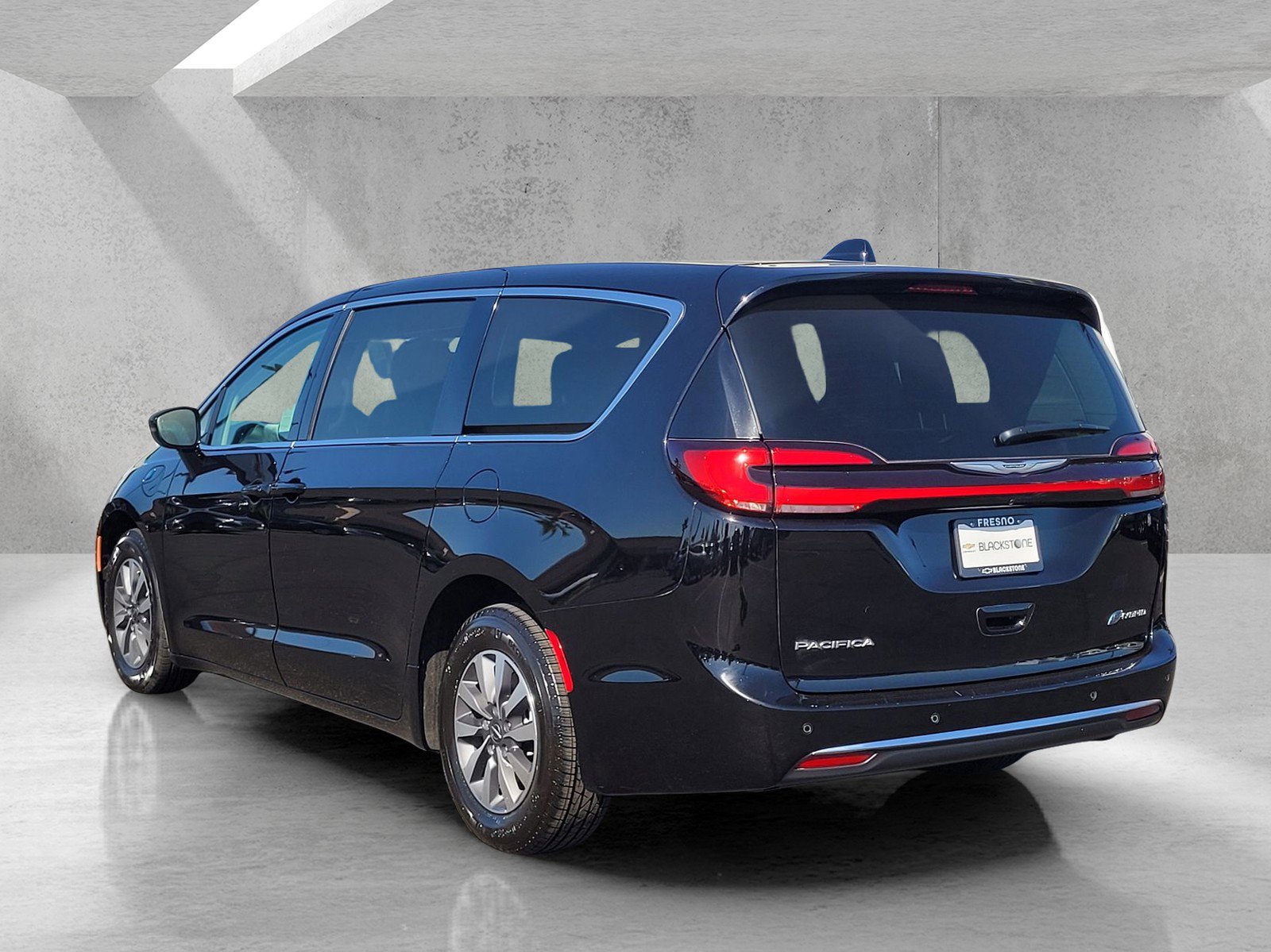 Used 2024 Chrysler Pacifica Limited FWD image 6