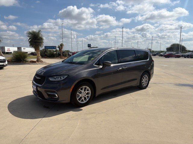 Used 2023 Chrysler Pacifica Touring-L FWD image 2
