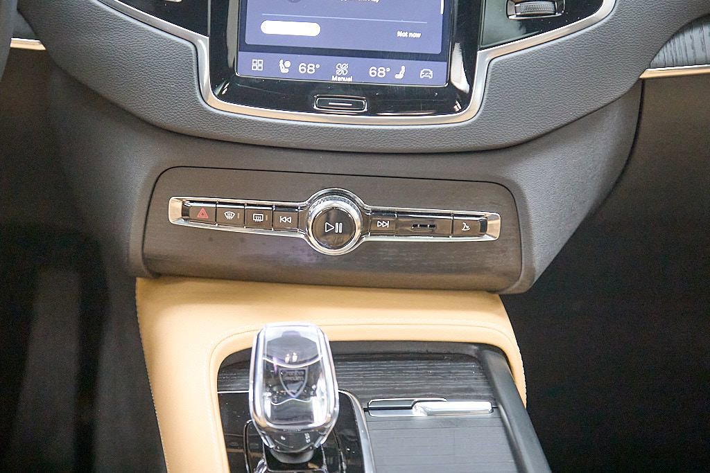 Certified 2024 Volvo XC90 B6 Ultimate w/ Lounge Package image 31