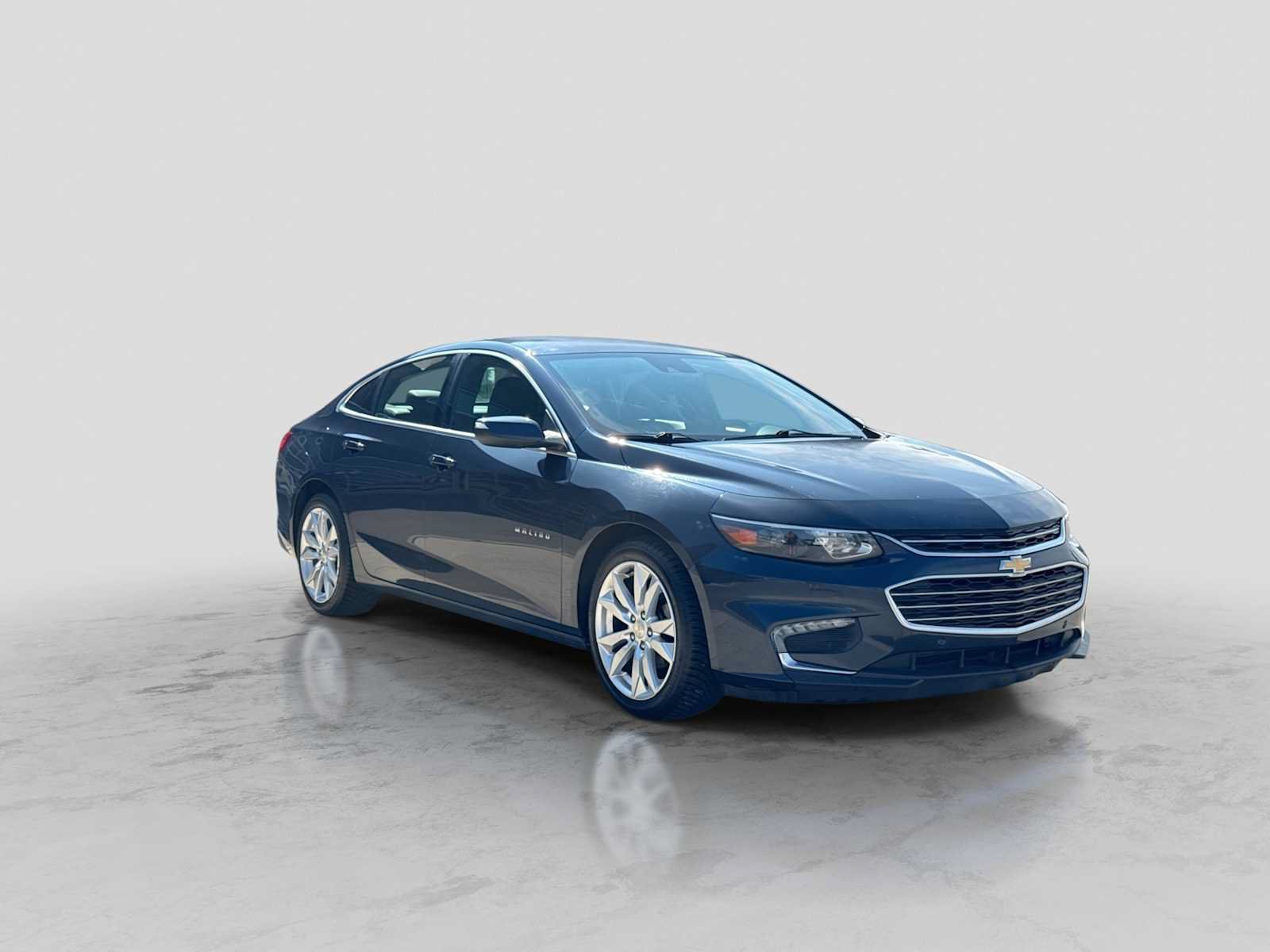 Used 2017 Chevrolet Malibu LT w/ Leather Package FWD image 8