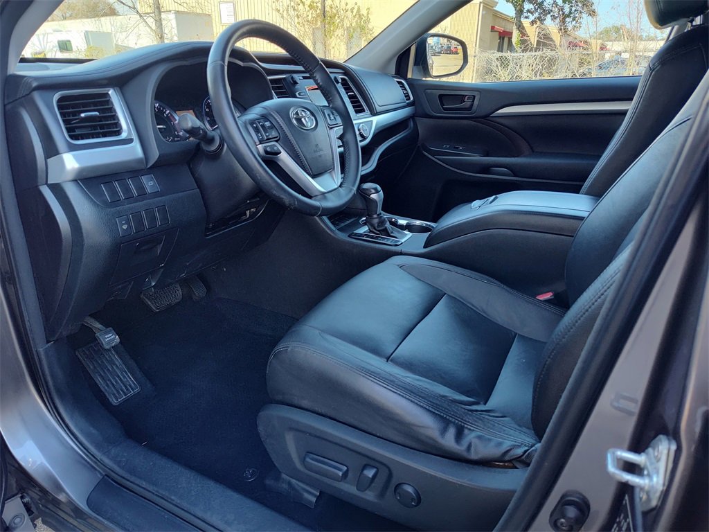 Used 2014 Toyota Highlander LE image 2