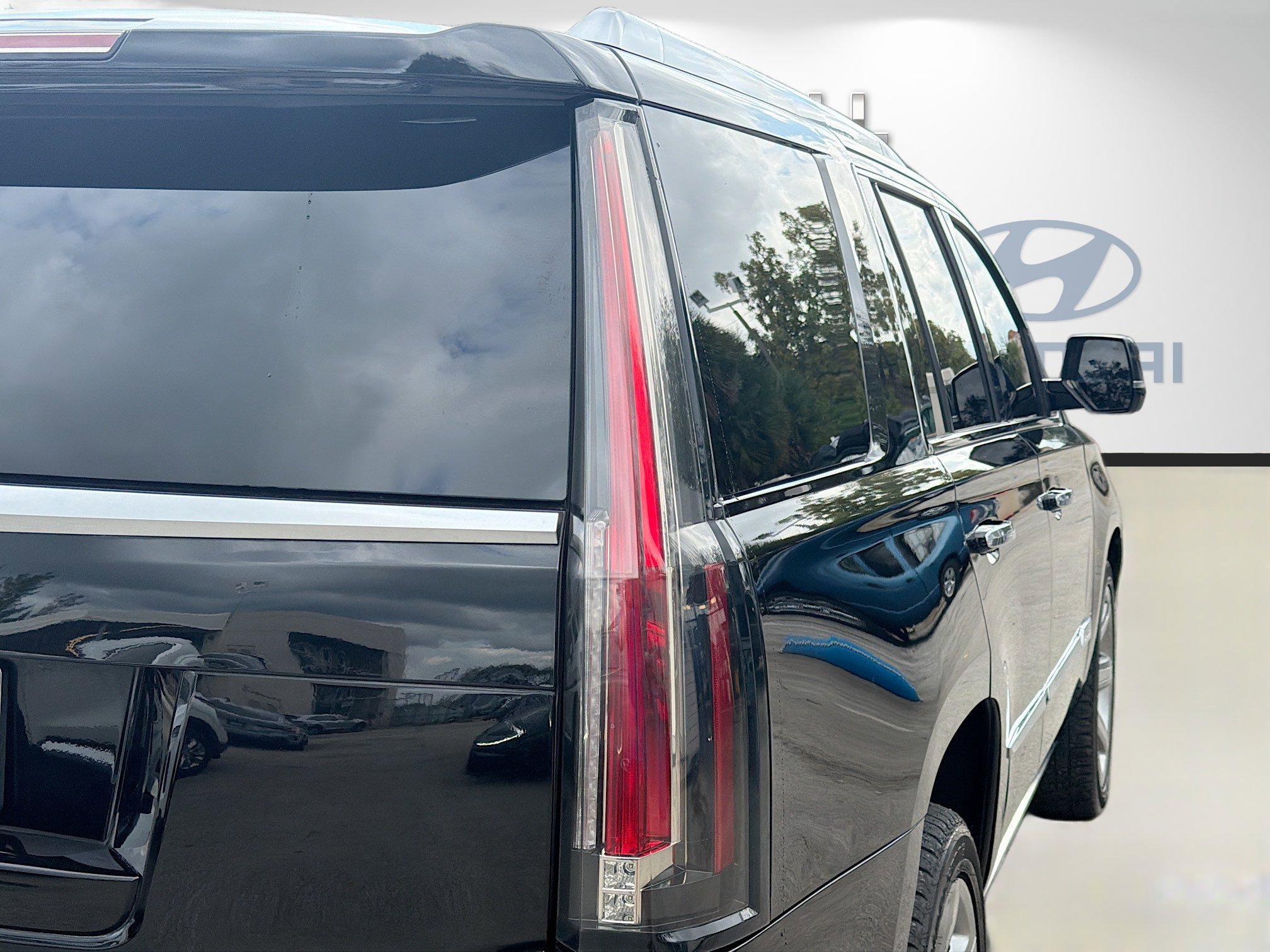 Used 2018 Cadillac Escalade Premium Luxury image 26