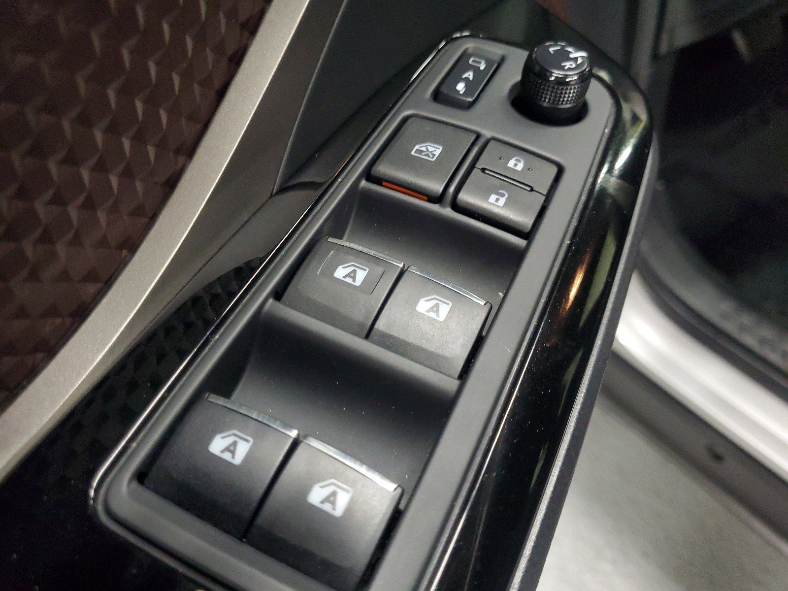 Used 2019 Toyota C-HR Limited FWD image 21