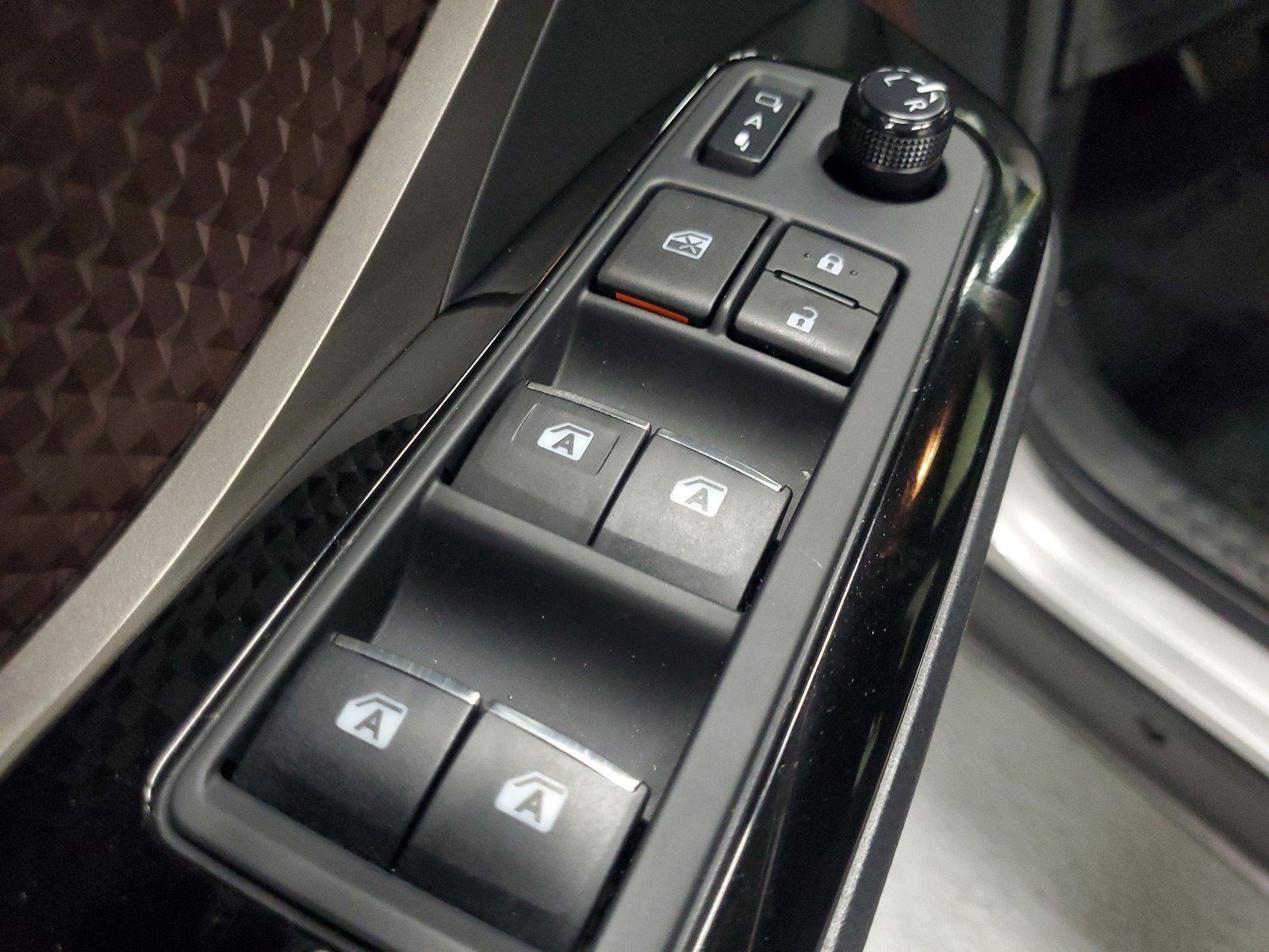 Used 2019 Toyota C-HR Limited image 21