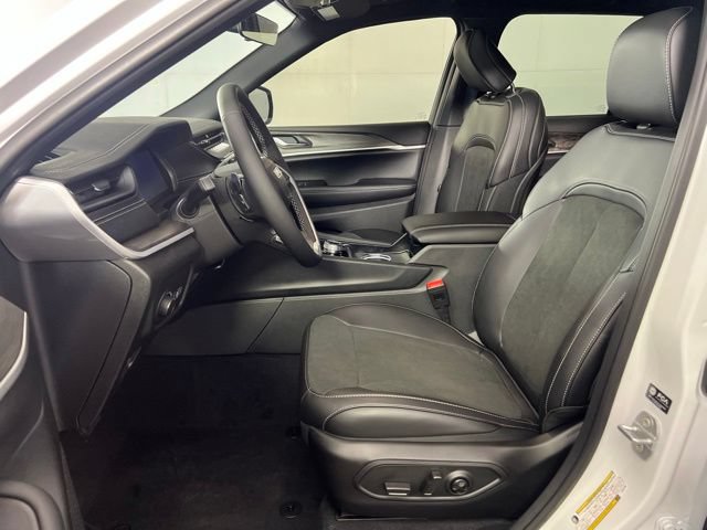 New 2026 Jeep Grand Cherokee Altitude AWD/4WD image 9