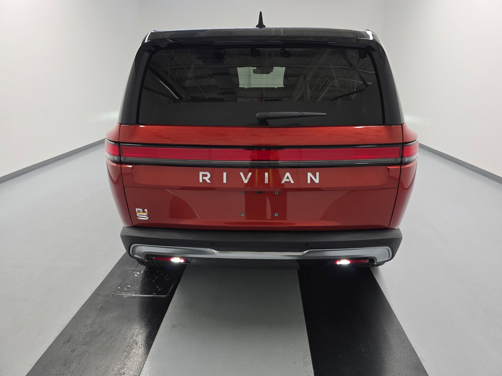 Used 2023 Rivian R1S Launch Edition image 4