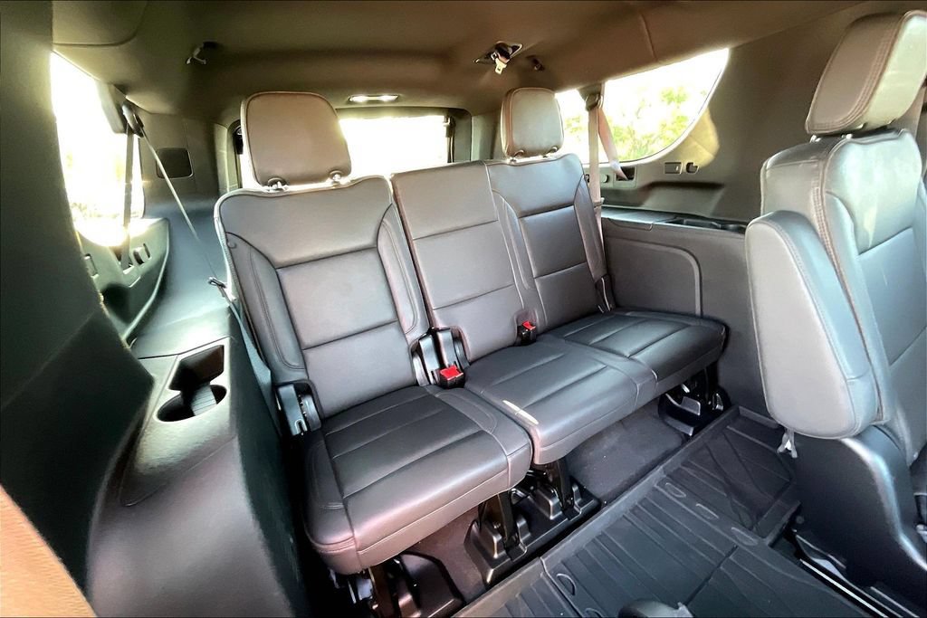 Used 2024 Chevrolet Suburban High Country RWD image 7