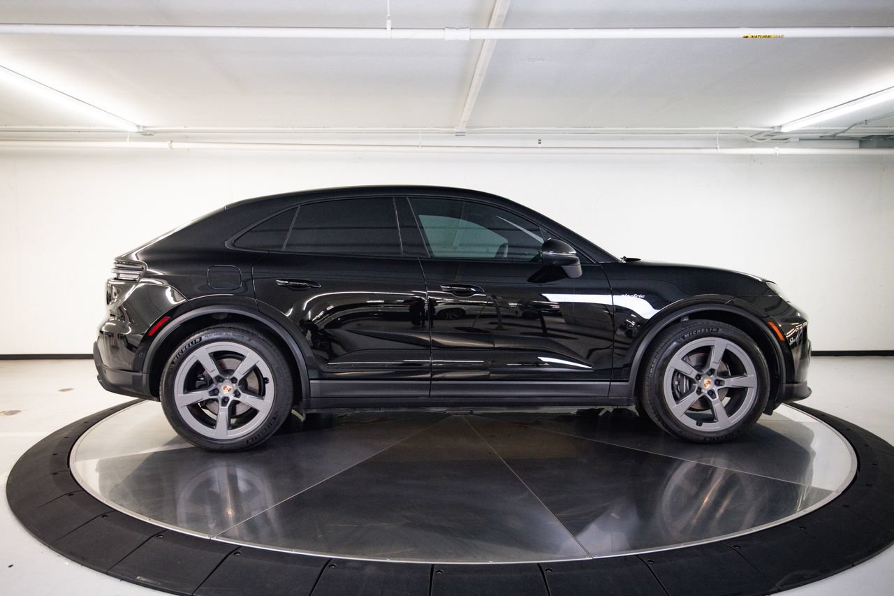 Certified 2024 Porsche Macan 4 Electric AWD/4WD image 8