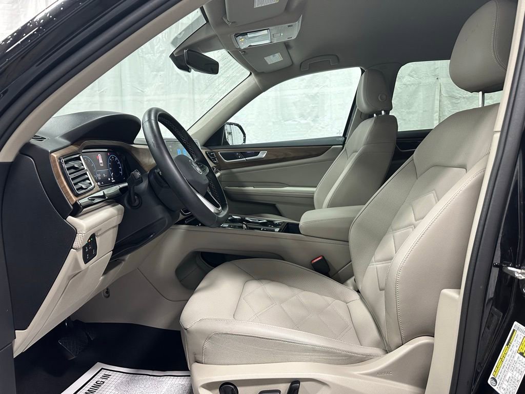 Used 2025 Volkswagen Atlas SE AWD/4WD image 14