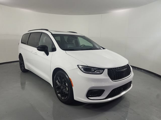 Used 2025 Chrysler Pacifica Limited FWD image 3