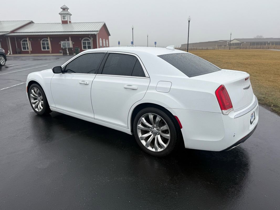 Used 2019 Chrysler 300 Touring w/ Chrome Appearance Package image 7