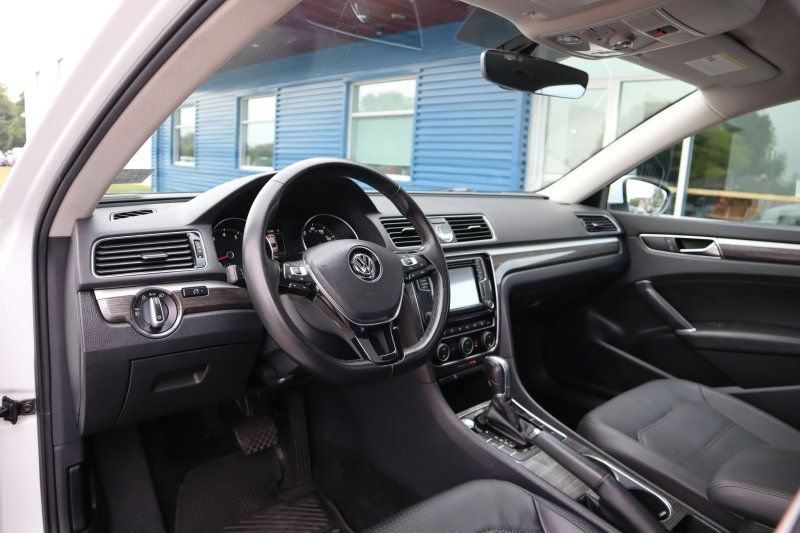 Used 2017 Volkswagen Passat 1.8T SE FWD image 10