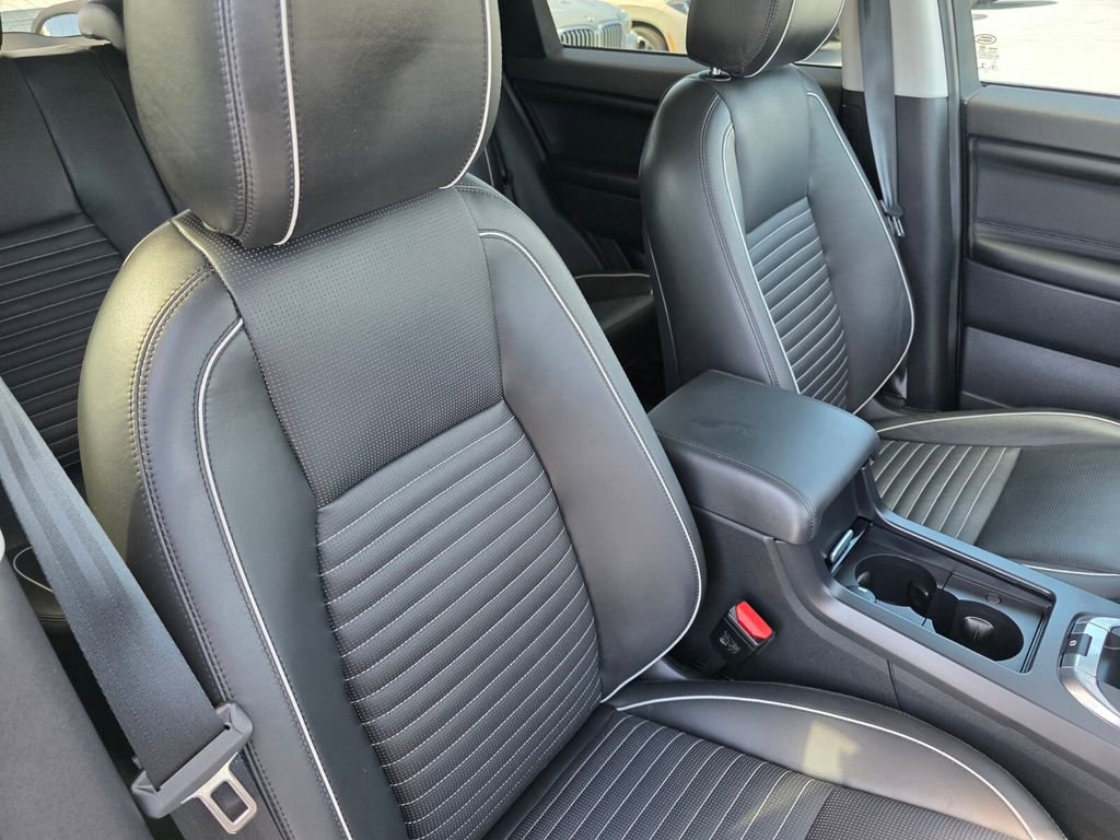 Used 2018 Land Rover Discovery Sport HSE Luxury image 28