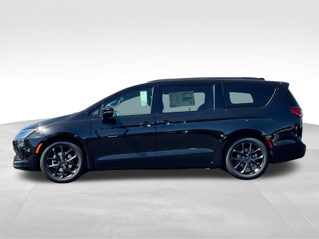 New 2027 Chrysler Pacifica Limited FWD image 4