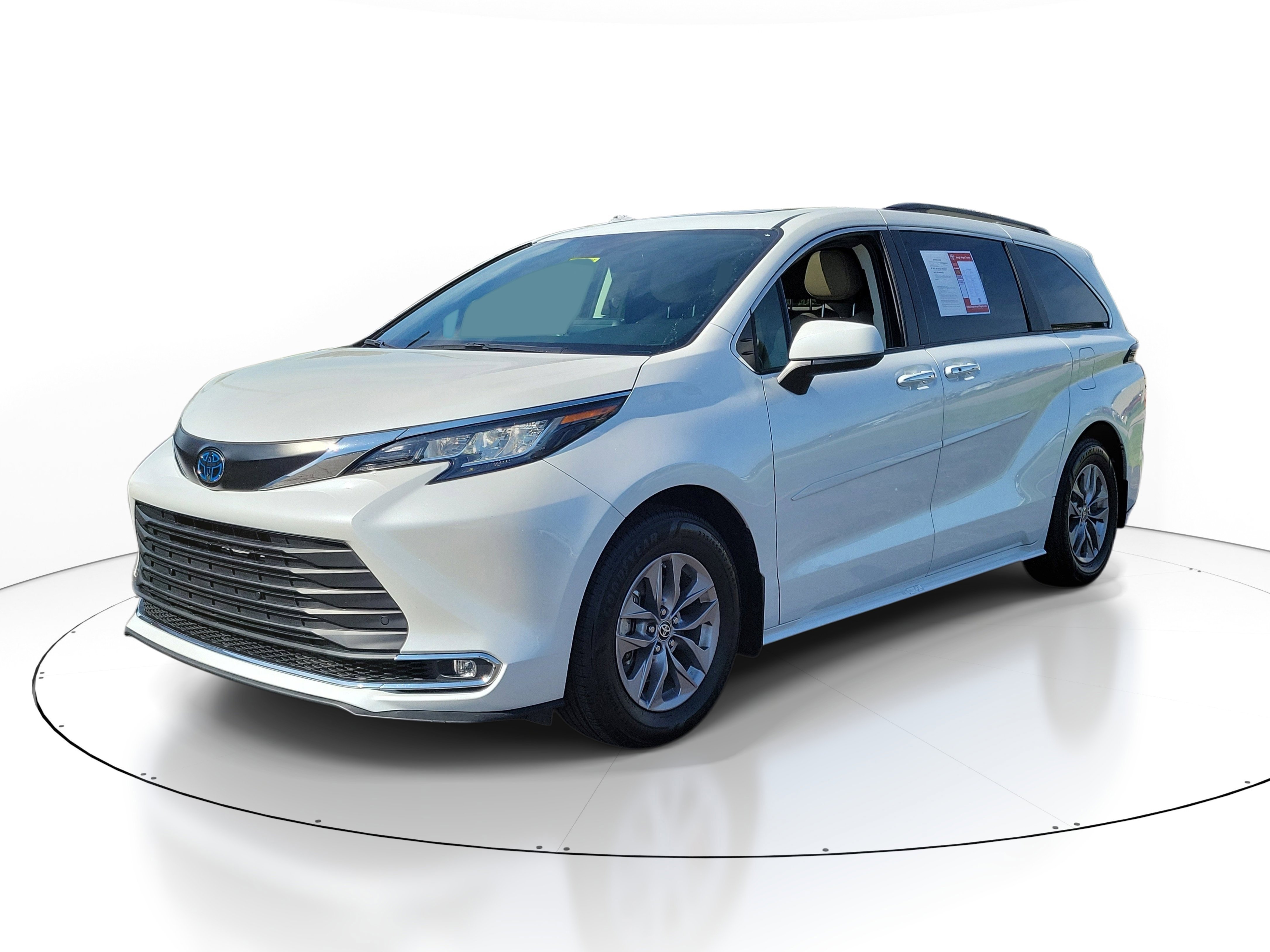 Used 2023 Toyota Sienna XLE w/ XLE Plus Package AWD/4WD image 2