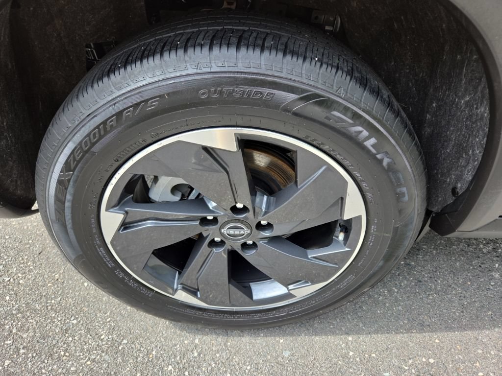 Certified 2025 Nissan Rogue SV FWD image 12