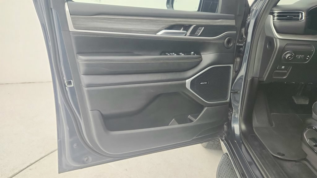 Used 2024 Jeep Wagoneer Series II w/ Flexible Seating Group RWD image 24