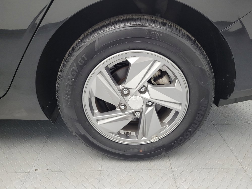 Used 2025 Hyundai Elantra SE FWD image 31