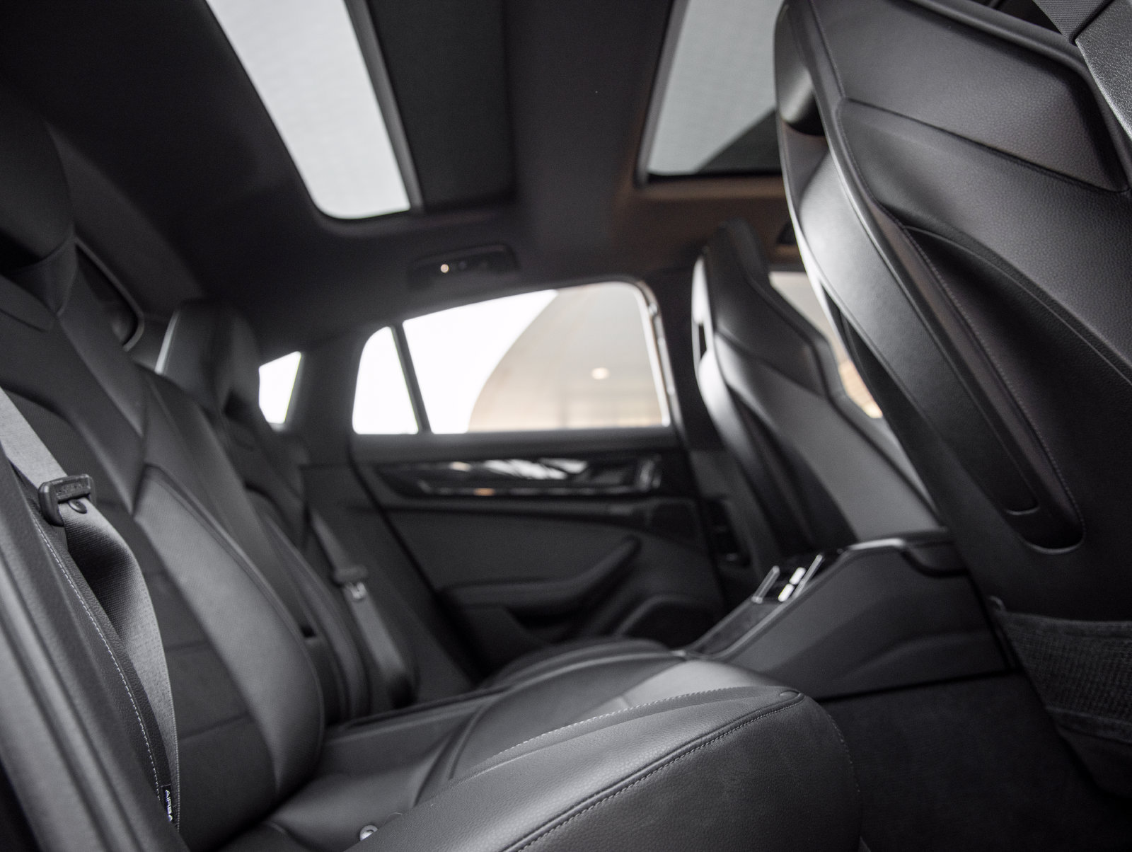 Certified 2025 Porsche Panamera image 38