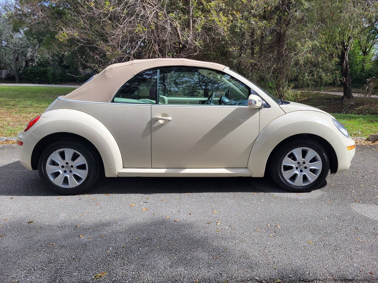 Used 2008 Volkswagen Beetle S FWD image 4
